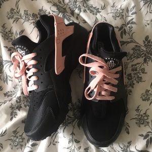 Women’s Sz 11 Nike Huraches